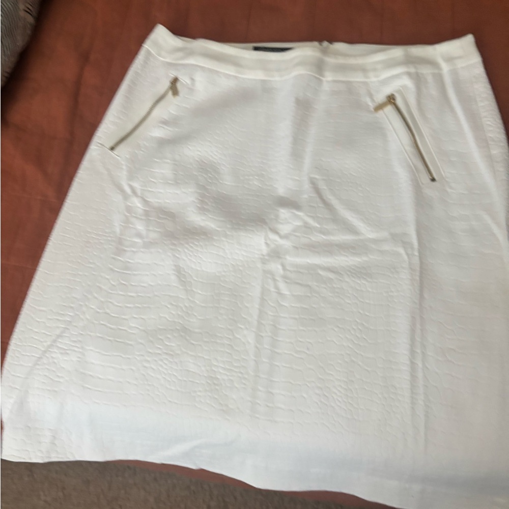 White Textured Zip-Pocket Women’s Skirt